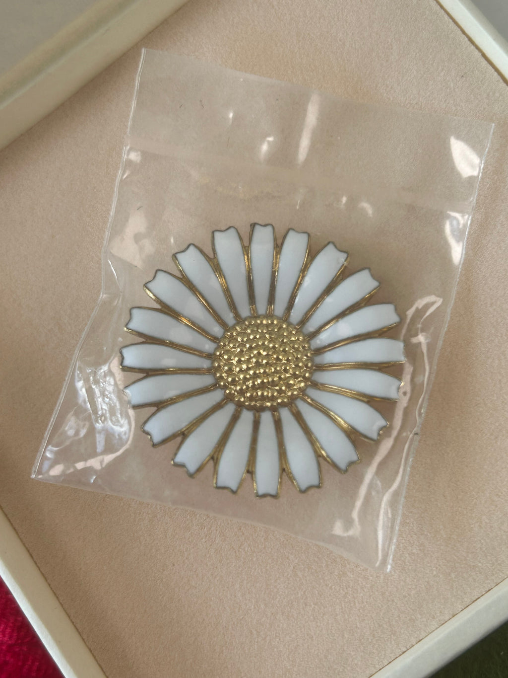 Georg Jensen Daisy/Marguerit broche Ø33 mm – forgyldt 925S sølv og hvid emalje – æske - billede 1