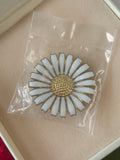 Georg Jensen Daisy/Marguerit broche Ø33 mm – forgyldt 925S sølv og hvid emalje – æske - billede 1