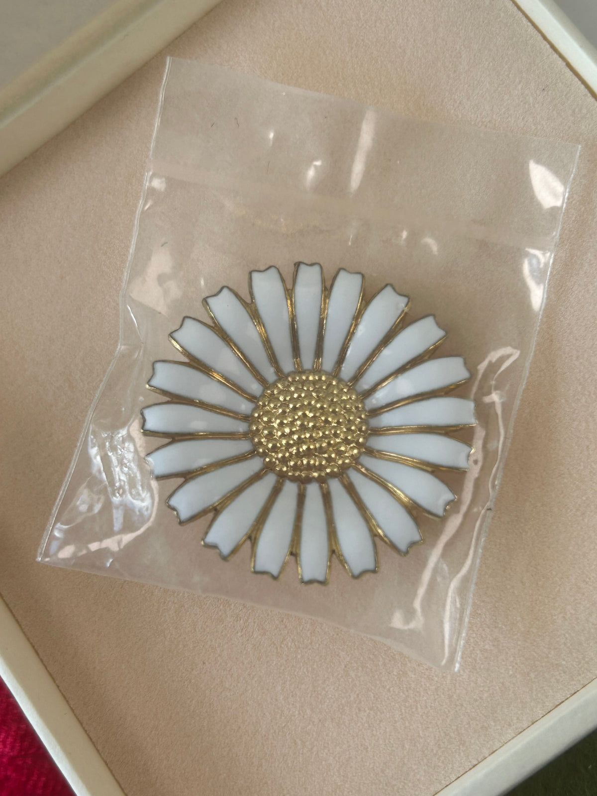Georg Jensen Daisy/Marguerit broche Ø33 mm – forgyldt 925S sølv og hvid emalje – æske - billede 1