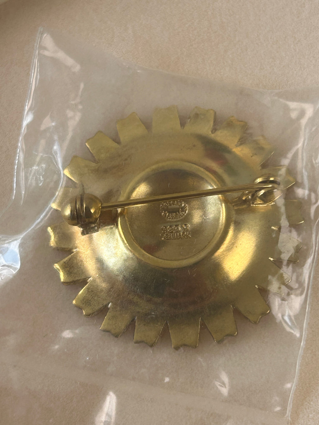 Georg Jensen Daisy/Marguerit broche Ø33 mm – forgyldt 925S sølv og hvid emalje – æske - billede 2