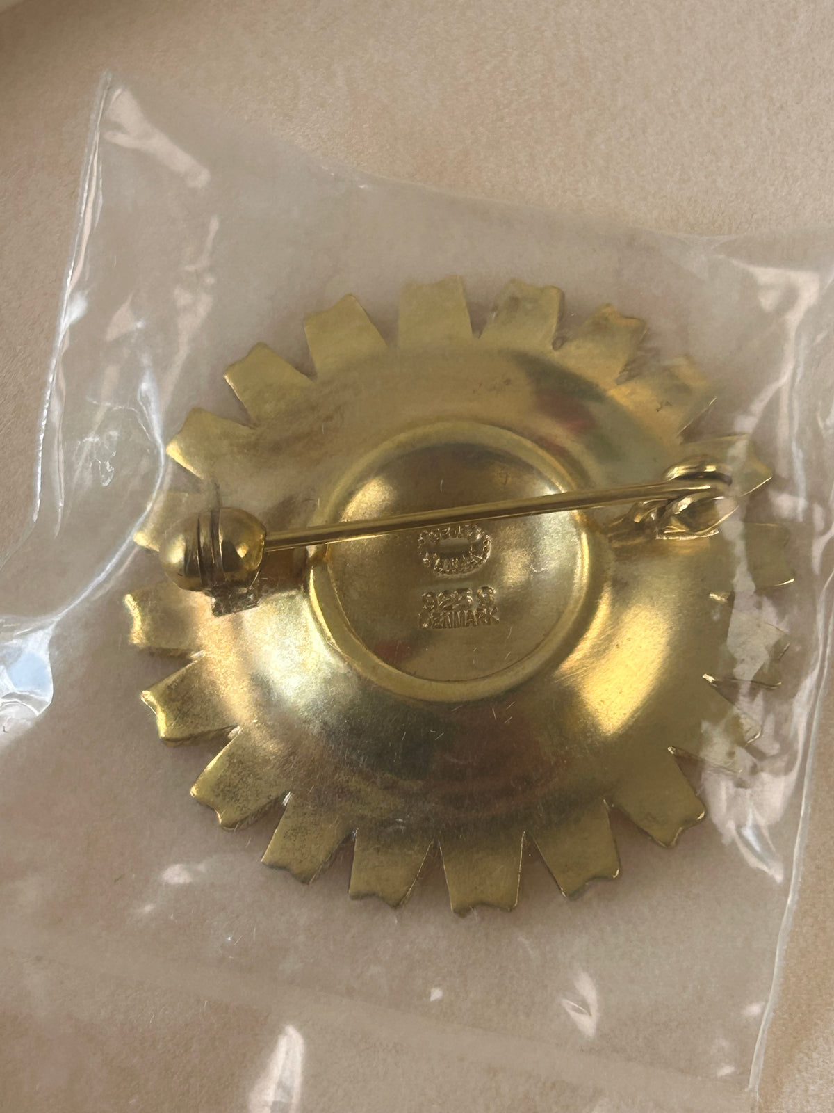 Georg Jensen Daisy/Marguerit broche Ø33 mm – forgyldt 925S sølv og hvid emalje – æske - billede 2