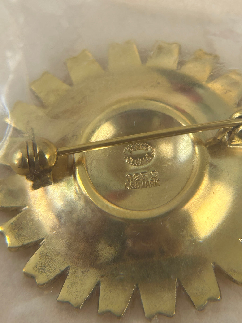 Georg Jensen Daisy/Marguerit broche Ø33 mm – forgyldt 925S sølv og hvid emalje – æske - billede 3