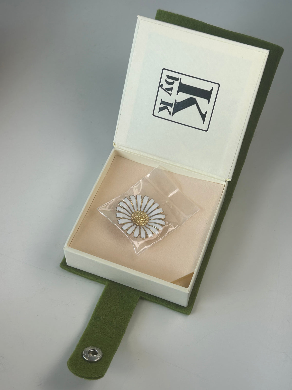 Georg Jensen Daisy/Marguerit broche Ø33 mm – forgyldt 925S sølv og hvid emalje – æske - billede 5