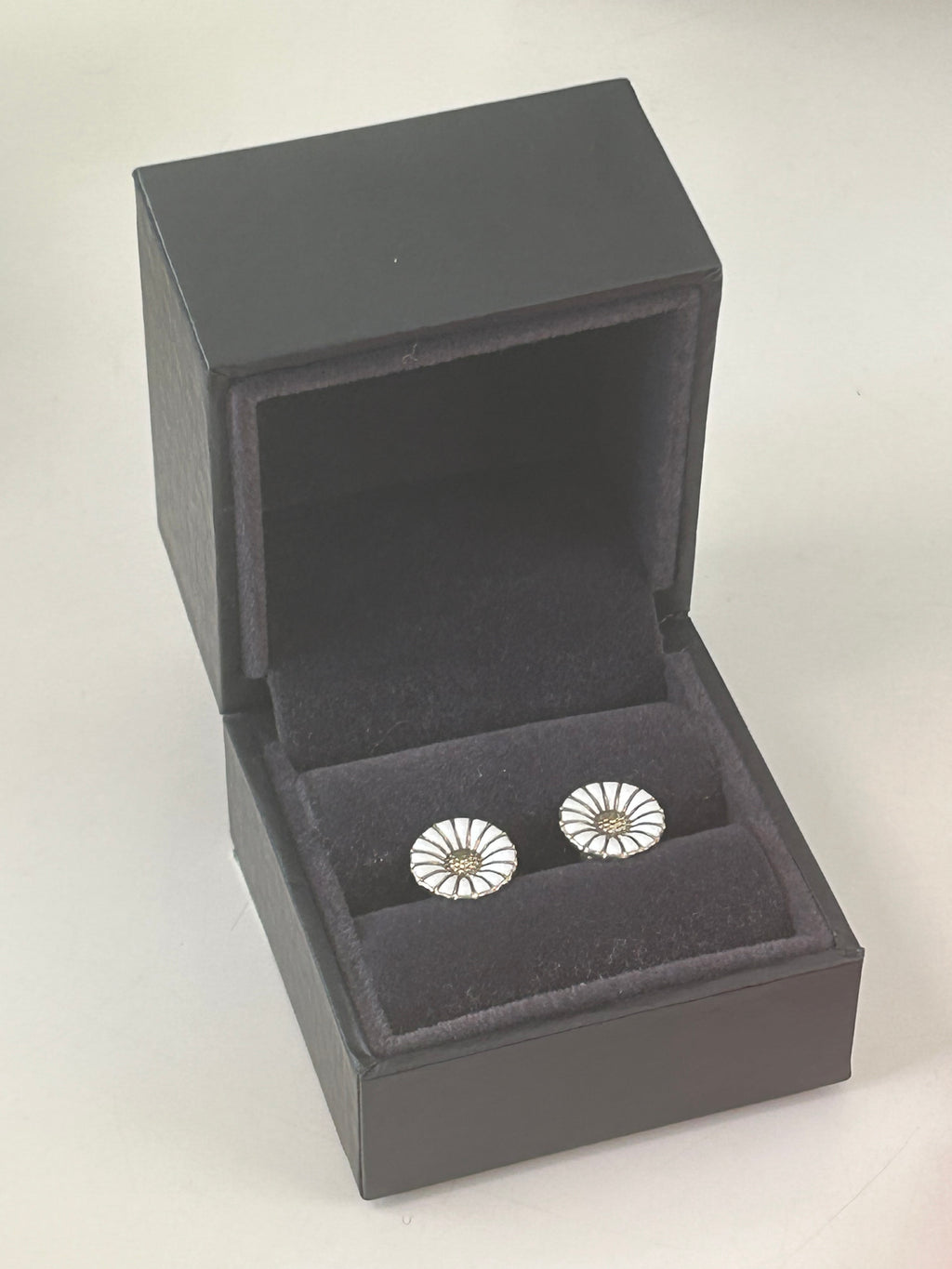 Georg Jensen Daisy ørestikker Ø11 mm – hvid emalje – original æske - billede 8