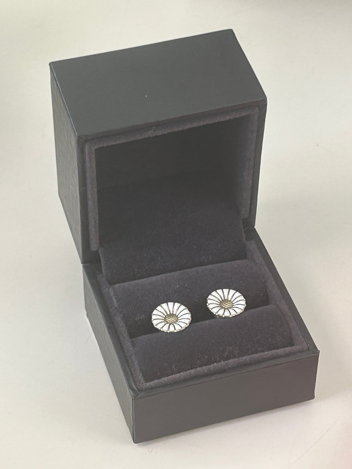 Georg Jensen Daisy ørestikker Ø11 mm – hvid emalje – original æske - billede 8