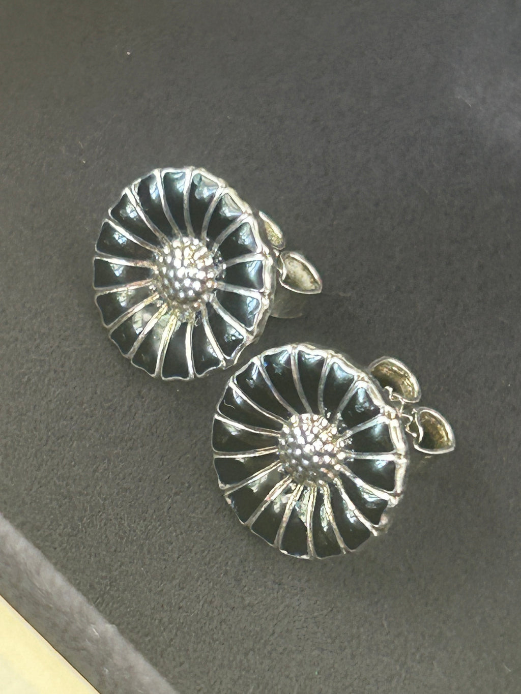 Georg Jensen Daisy ørestikker Ø11 mm – sort emalje – original æske - billede 1