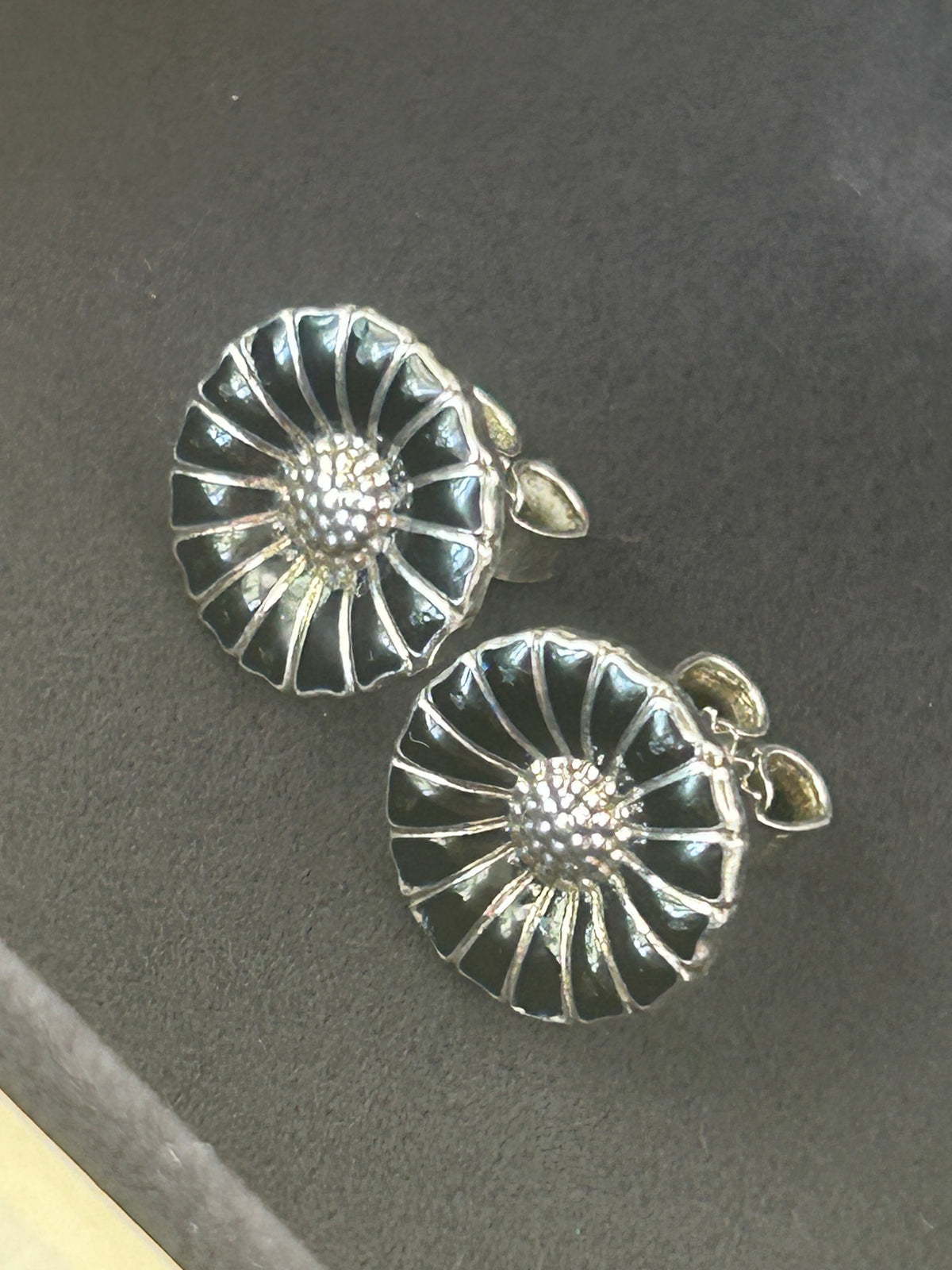 Georg Jensen Daisy ørestikker Ø11 mm – sort emalje – original æske - billede 1