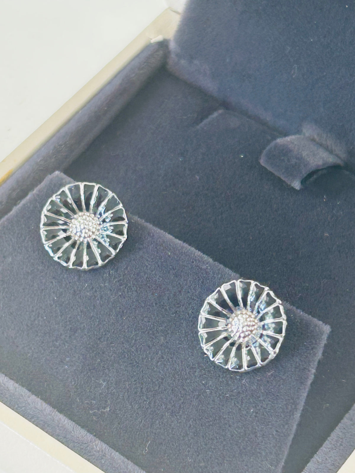 Georg Jensen Daisy ørestikker Ø11 mm – sort emalje – original æske - billede 3
