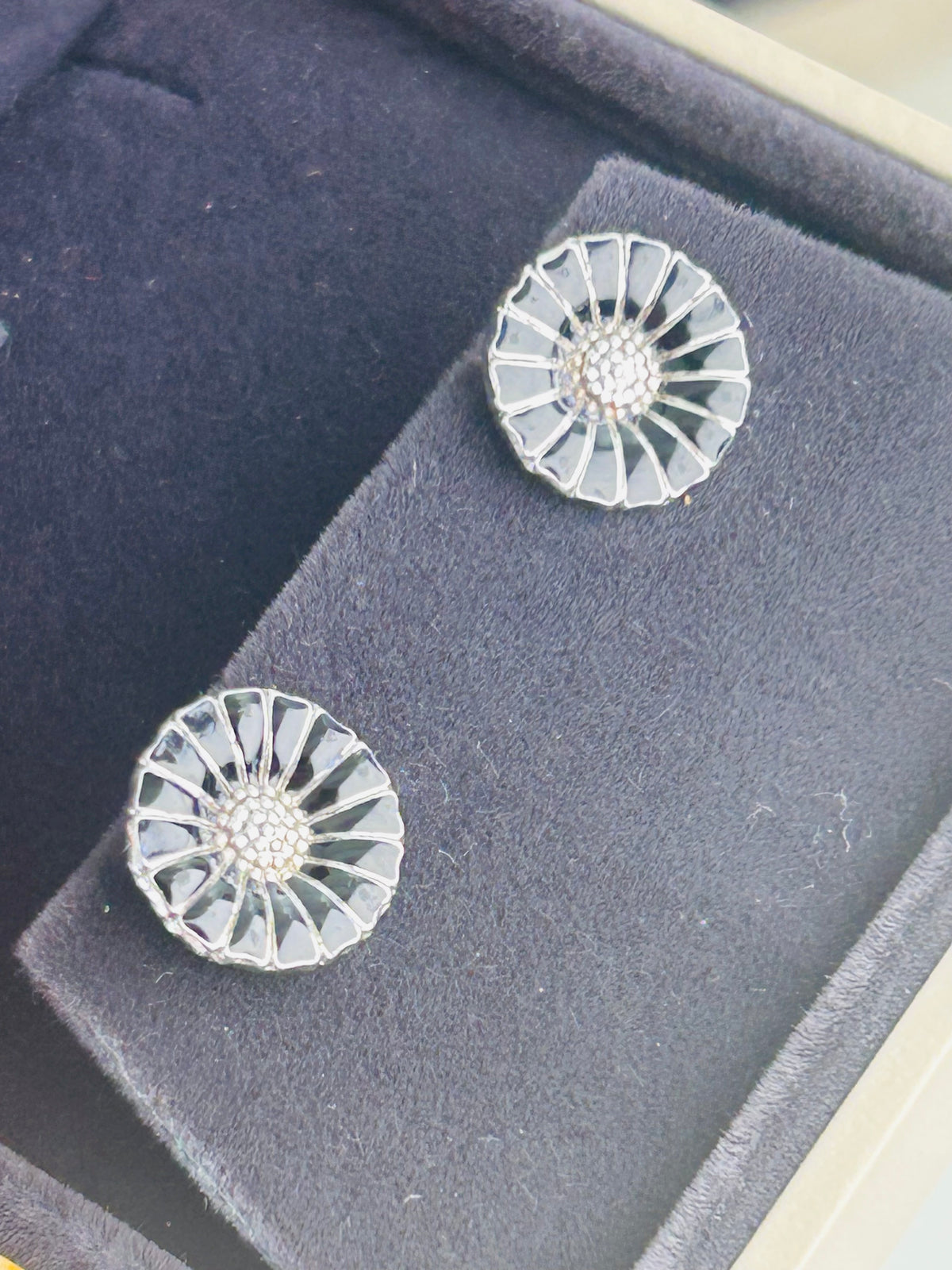 Georg Jensen Daisy ørestikker Ø11 mm – sort emalje – original æske - billede 4