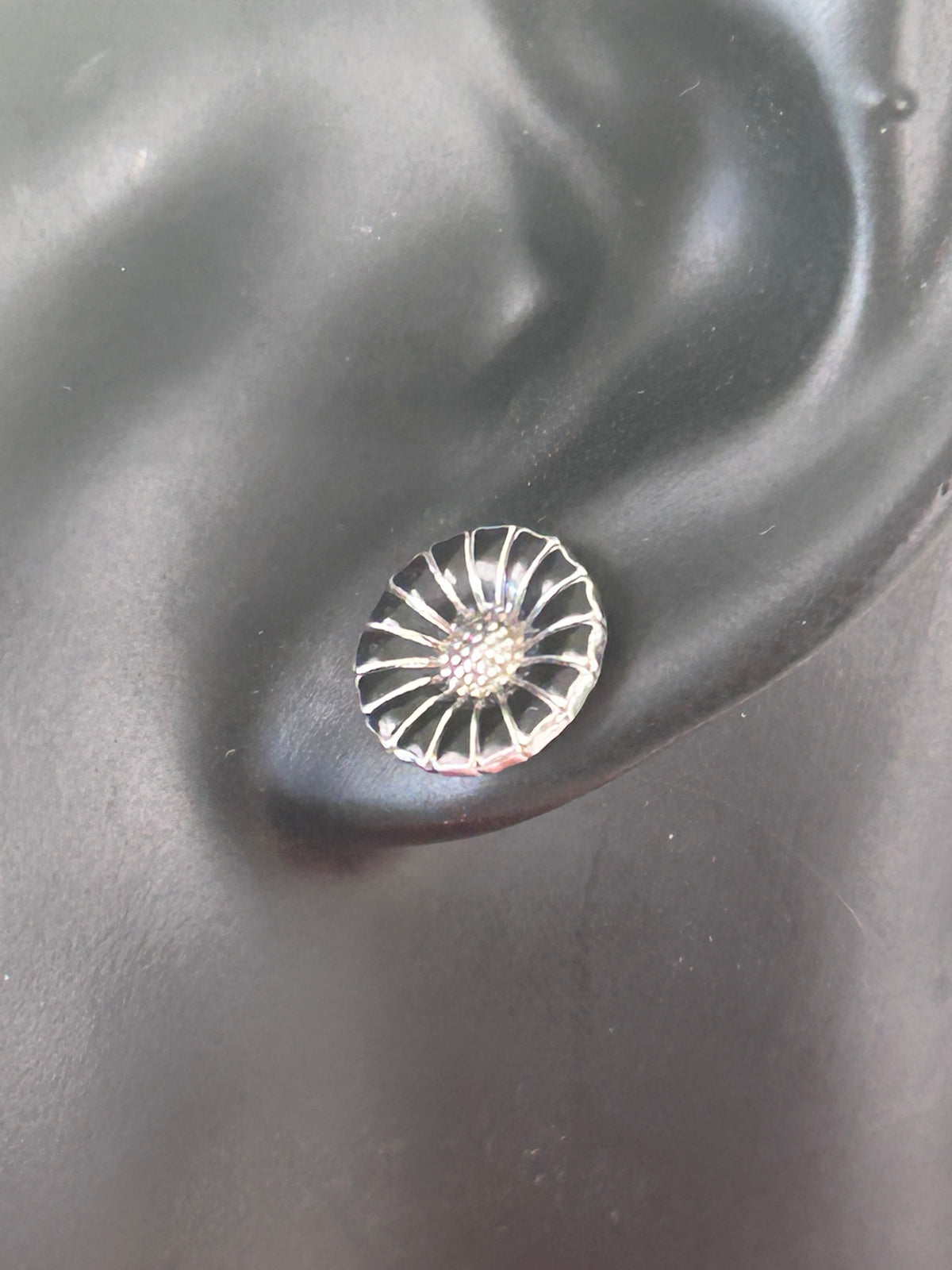 Georg Jensen Daisy ørestikker Ø11 mm – sort emalje – original æske - billede 5