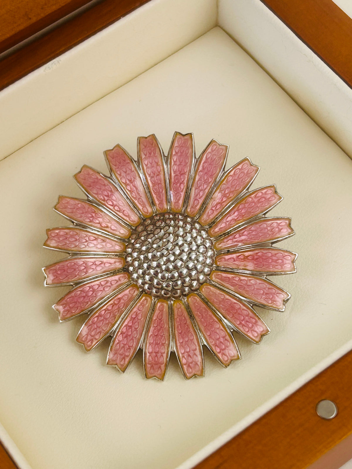 Georg Jensen Daisy/Marguerit broche Ø42 mm – lyserød emalje – trææske - billede 1