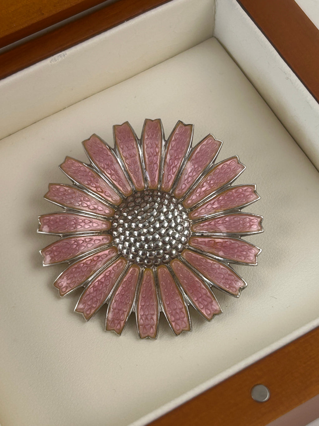 Georg Jensen Daisy/Marguerit broche Ø42 mm – lyserød emalje – trææske - billede 2