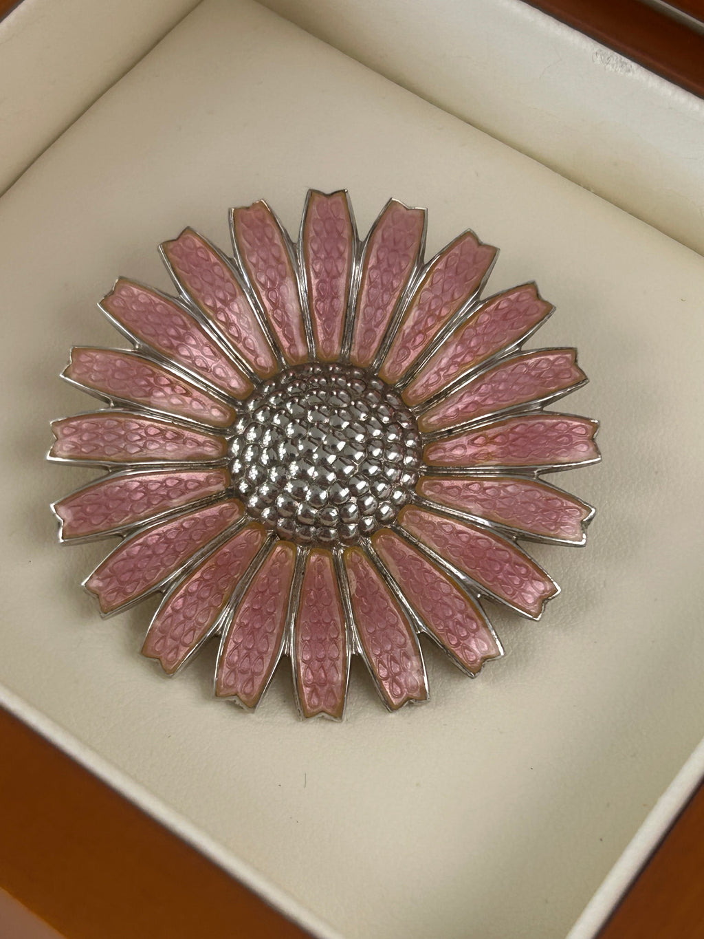 Georg Jensen Daisy/Marguerit broche Ø42 mm – lyserød emalje – trææske - billede 3