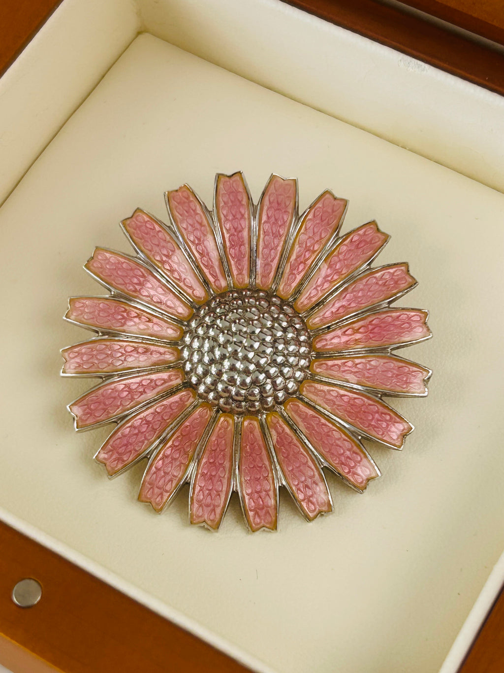 Georg Jensen Daisy/Marguerit broche Ø42 mm – lyserød emalje – trææske - billede 4