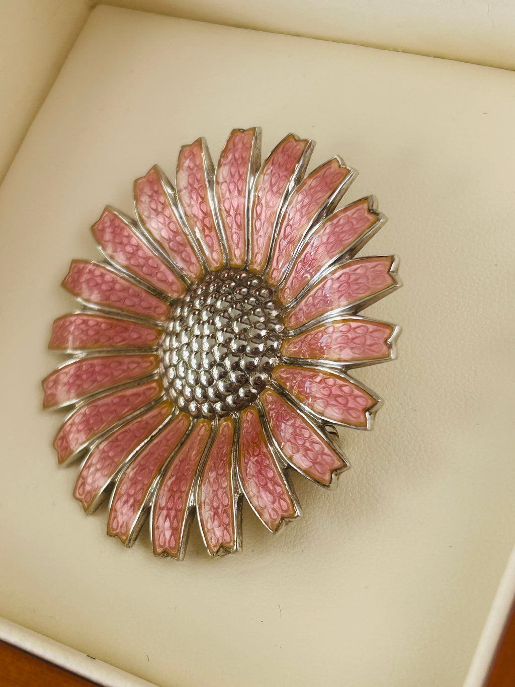Georg Jensen Daisy/Marguerit broche Ø42 mm – lyserød emalje – trææske - billede 5