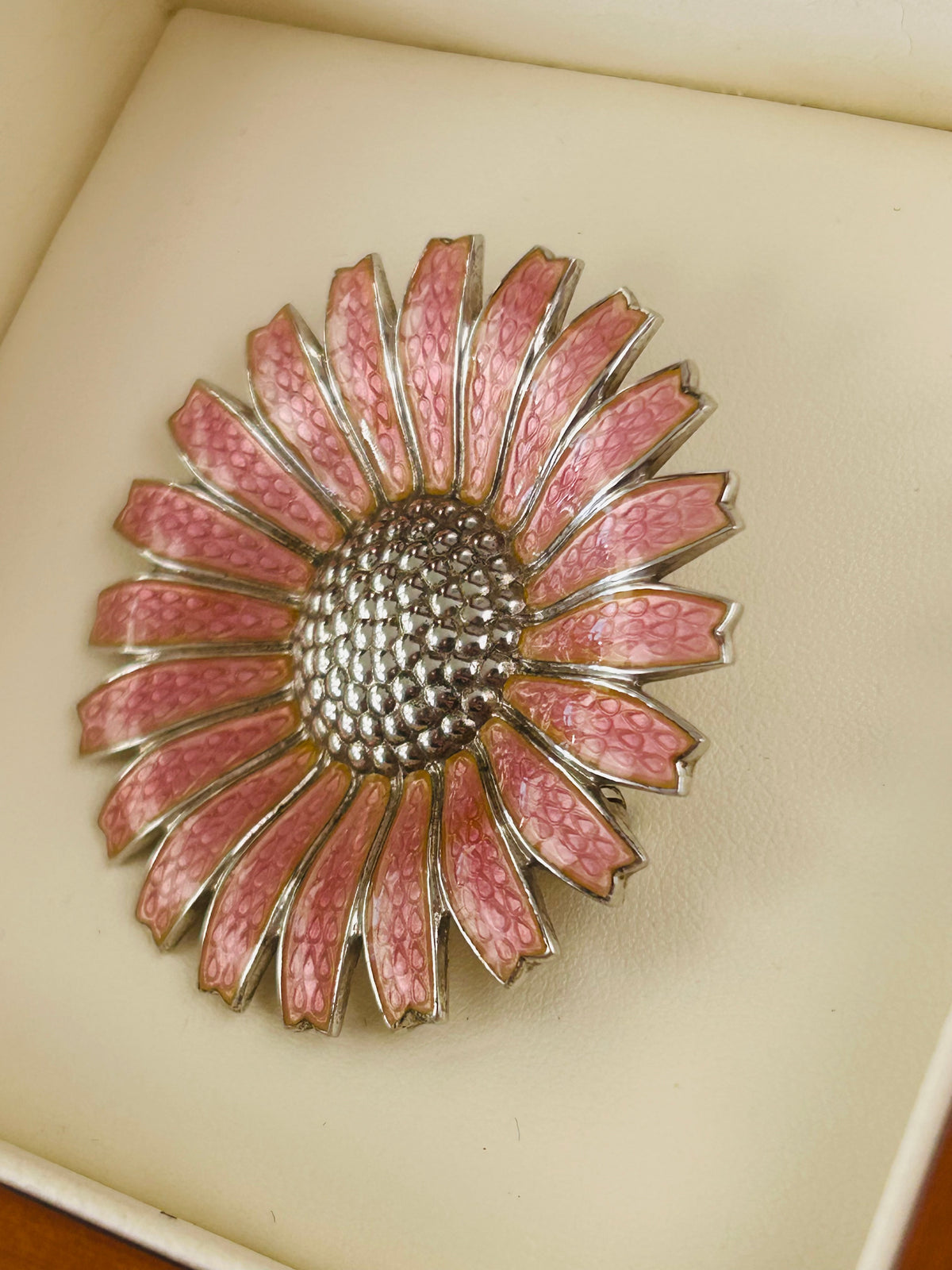 Georg Jensen Daisy/Marguerit broche Ø42 mm – lyserød emalje – trææske - billede 5