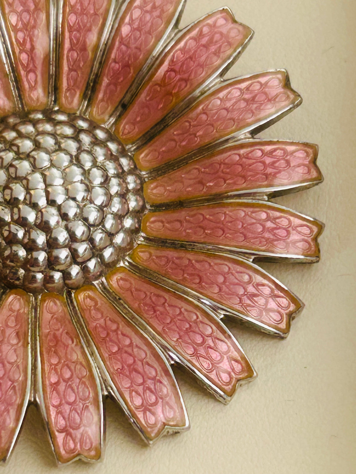 Georg Jensen Daisy/Marguerit broche Ø42 mm – lyserød emalje – trææske - billede 6