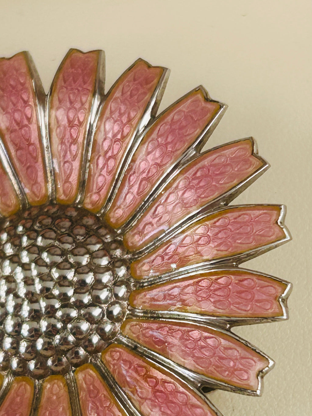 Georg Jensen Daisy/Marguerit broche Ø42 mm – lyserød emalje – trææske - billede 7