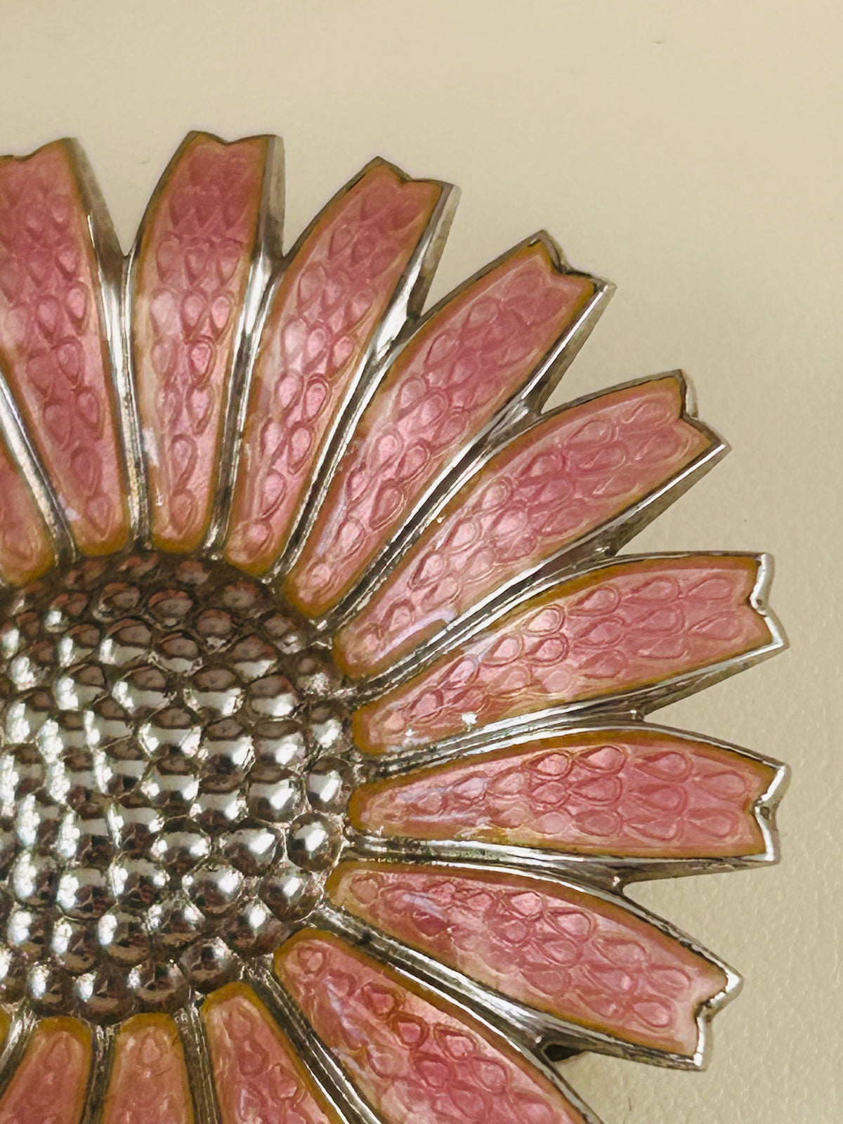 Georg Jensen Daisy/Marguerit broche Ø42 mm – lyserød emalje – trææske - billede 7