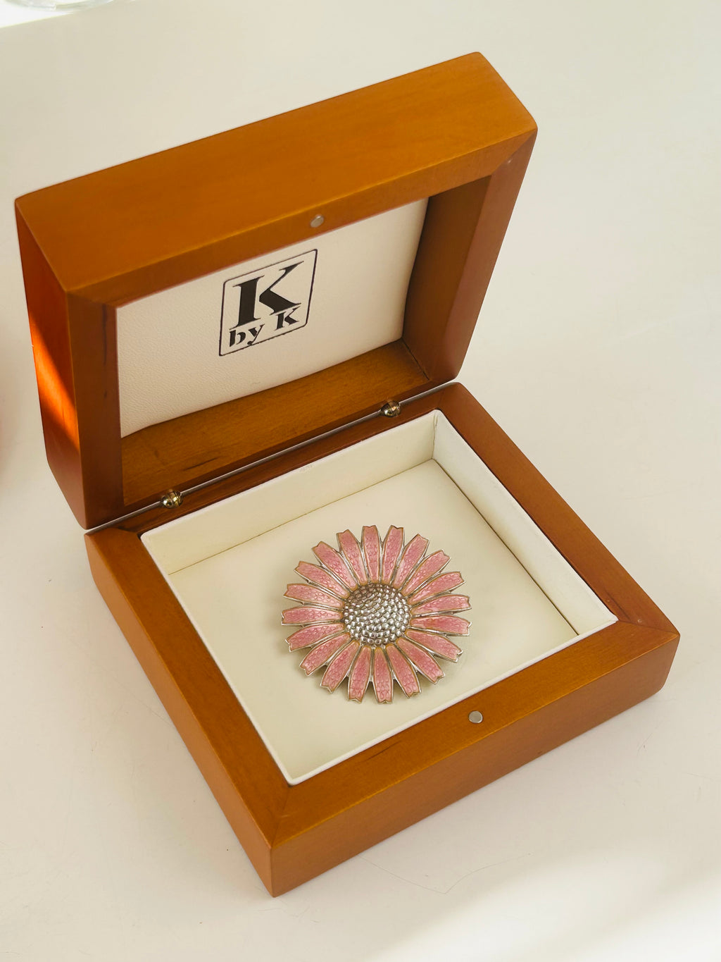 Georg Jensen Daisy/Marguerit broche Ø42 mm – lyserød emalje – trææske - billede 8