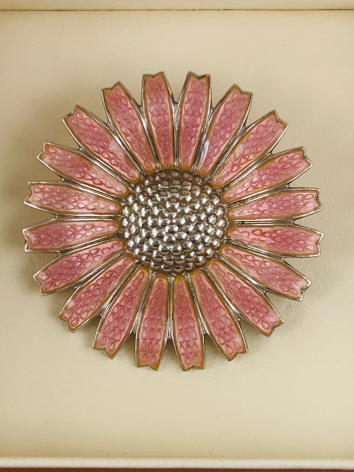 Georg Jensen Daisy/Marguerit broche Ø42 mm – lyserød emalje – trææske - billede 11