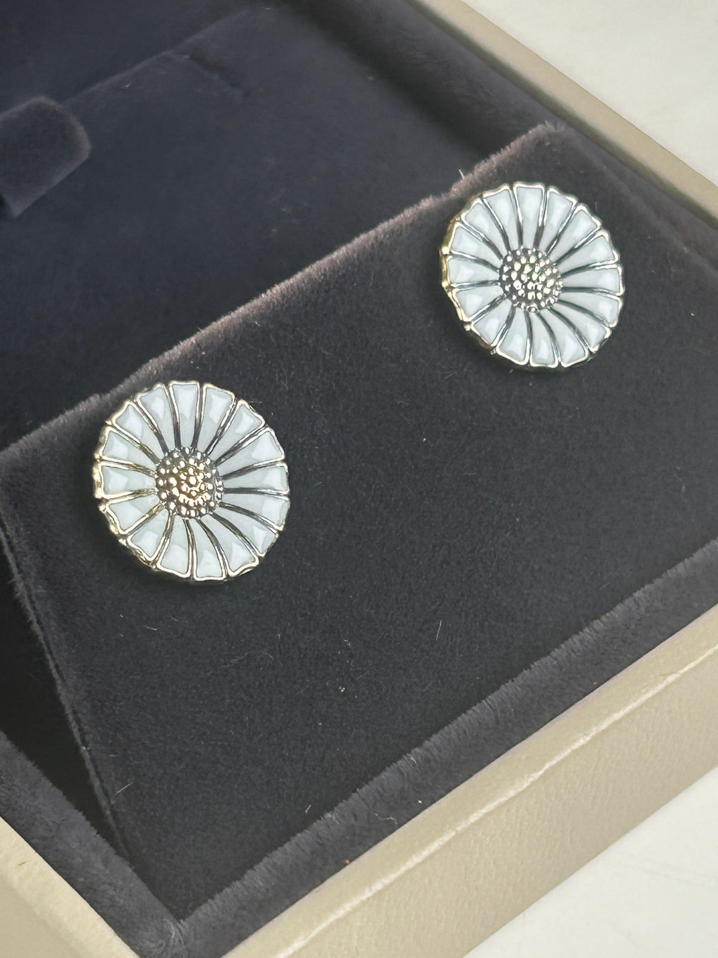 Georg Jensen Daisy ørestikker Ø11 mm – forgyldt 925S sølv og hvid emalje - billede 1