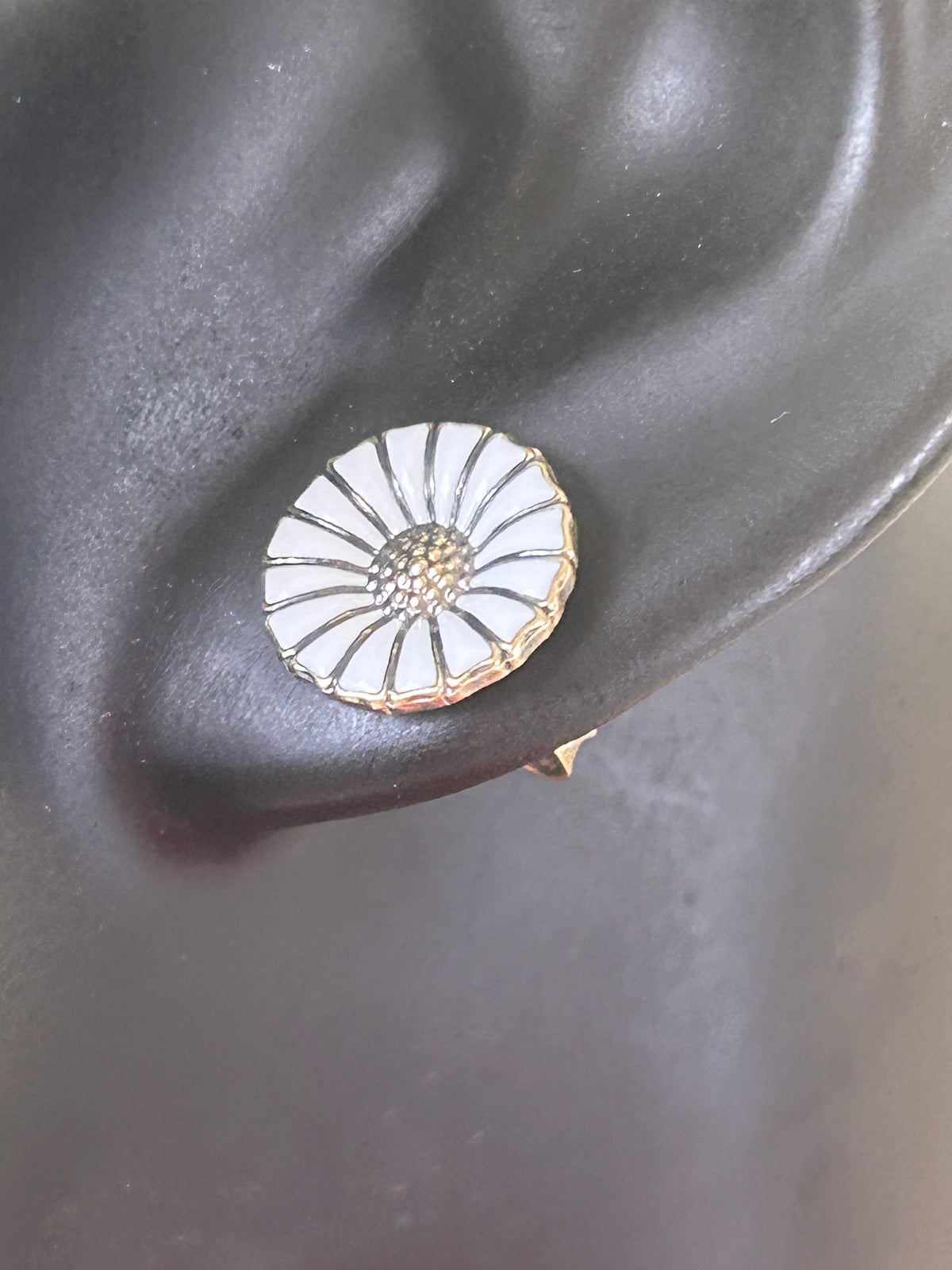 Georg Jensen Daisy ørestikker Ø11 mm – forgyldt 925S sølv og hvid emalje - billede 6