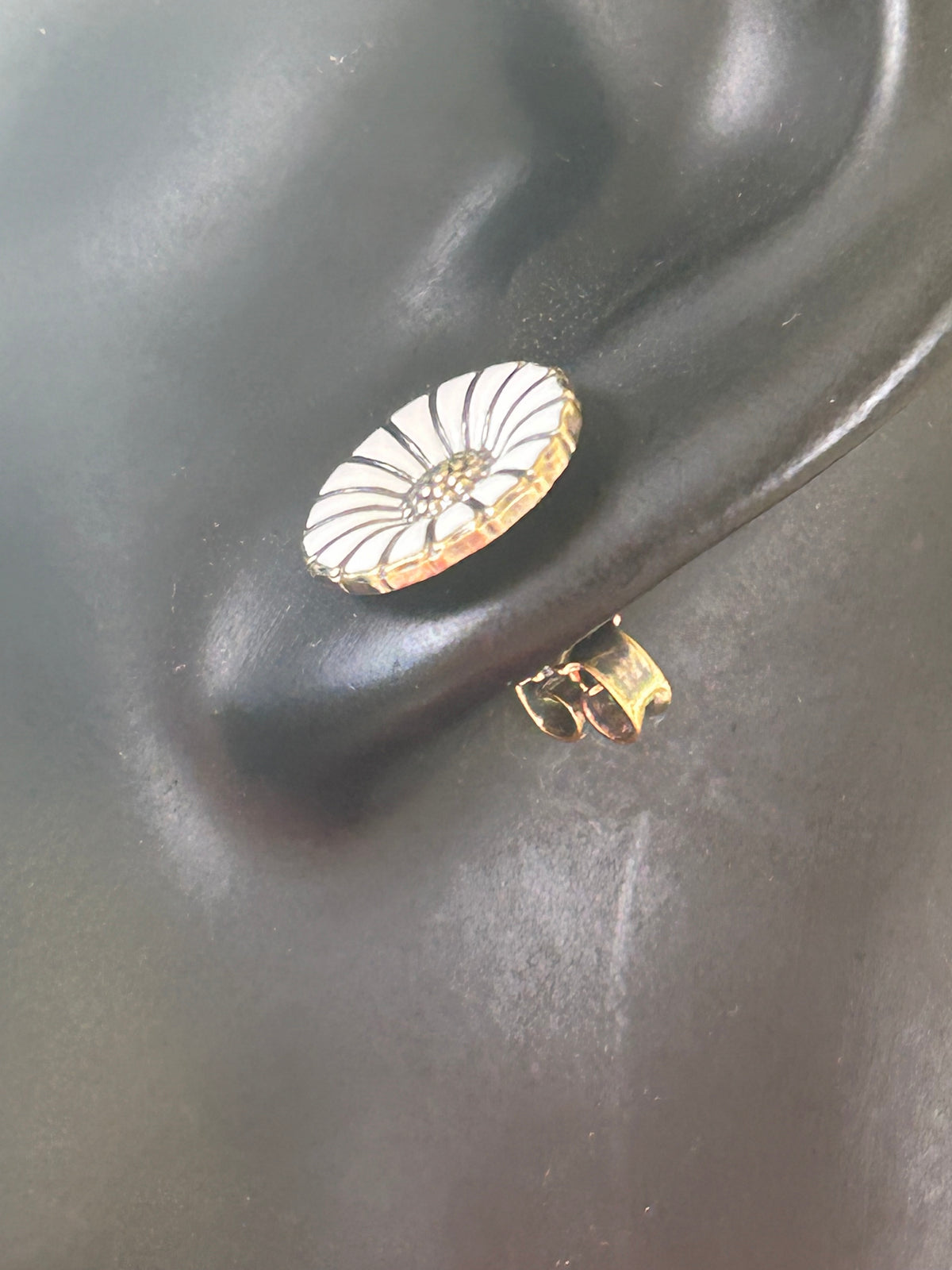 Georg Jensen Daisy ørestikker Ø11 mm – forgyldt 925S sølv og hvid emalje - billede 7