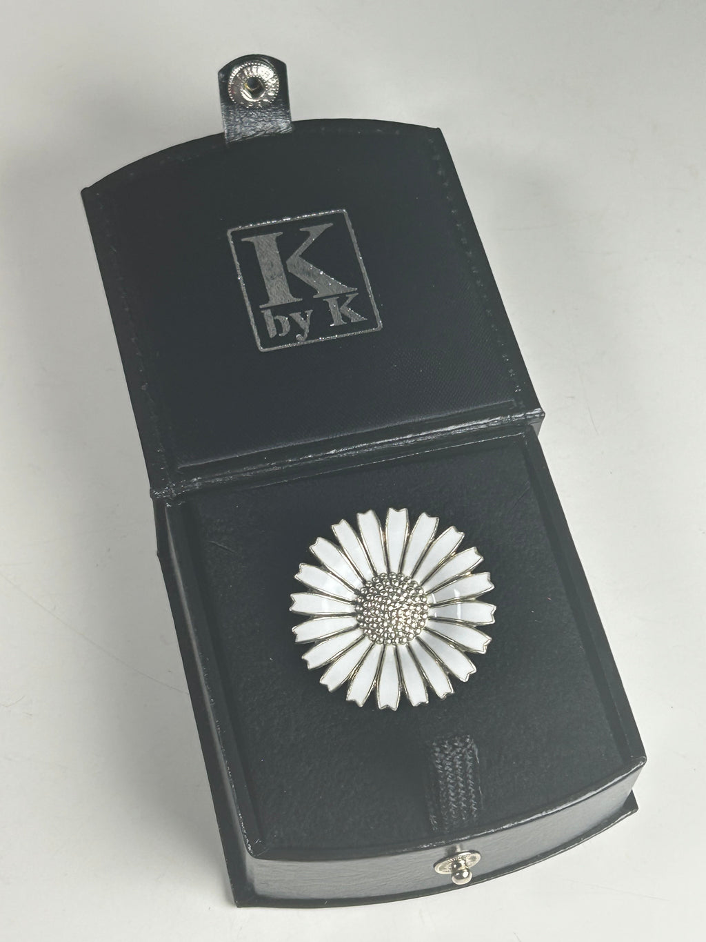 Anton Michelsen Daisy/Marguerit broche Ø33 mm – hvid emalje – 925S sterling sølv - billede 2