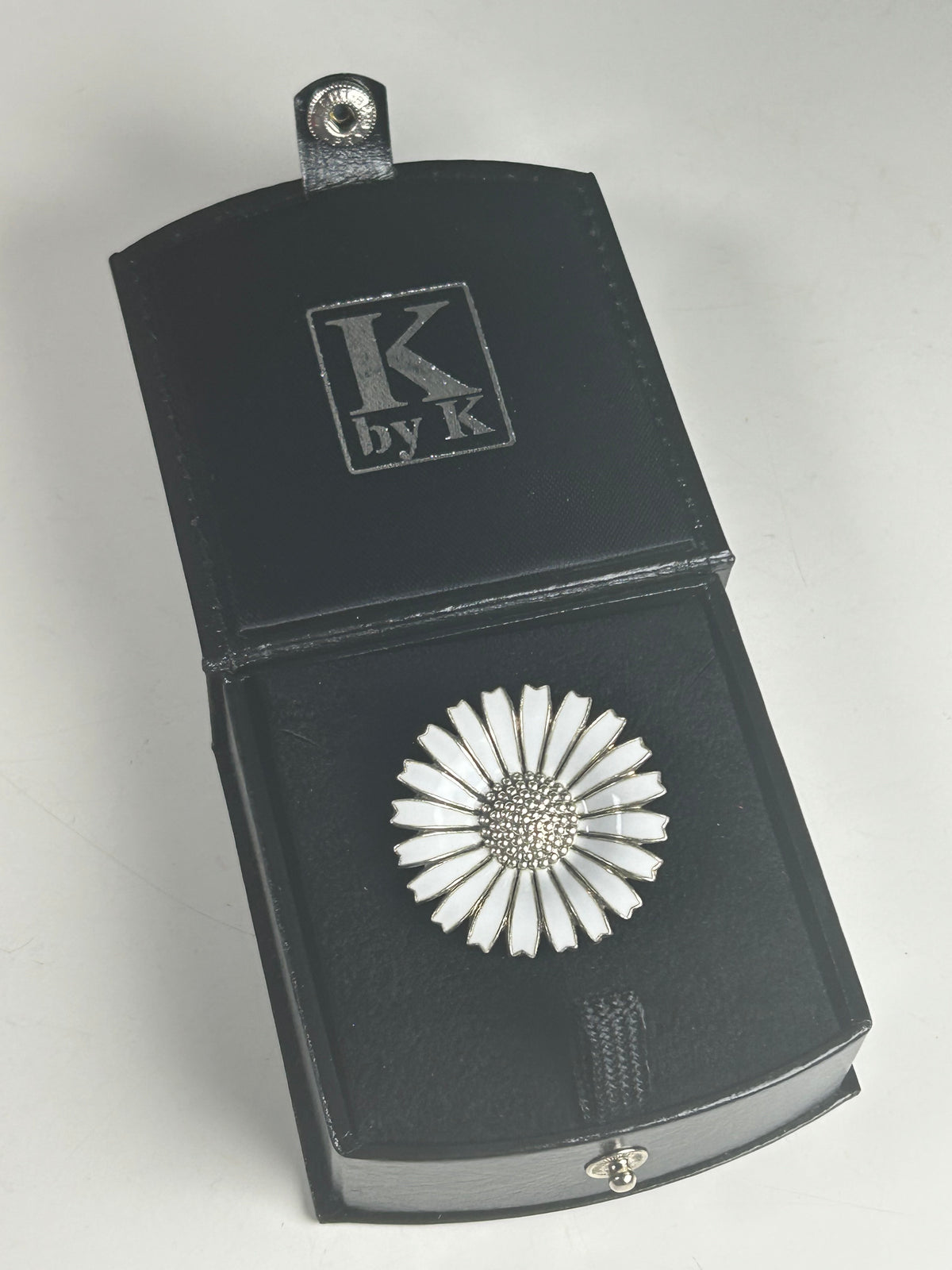 Anton Michelsen Daisy/Marguerit broche Ø33 mm – hvid emalje – 925S sterling sølv - billede 2