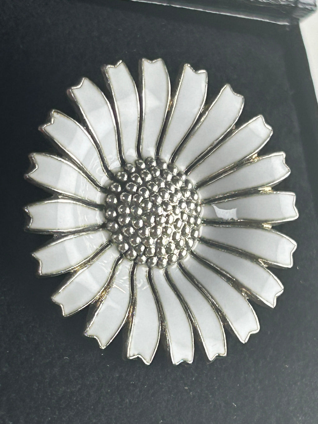 Anton Michelsen Daisy/Marguerit broche Ø33 mm – hvid emalje – 925S sterling sølv - billede 3
