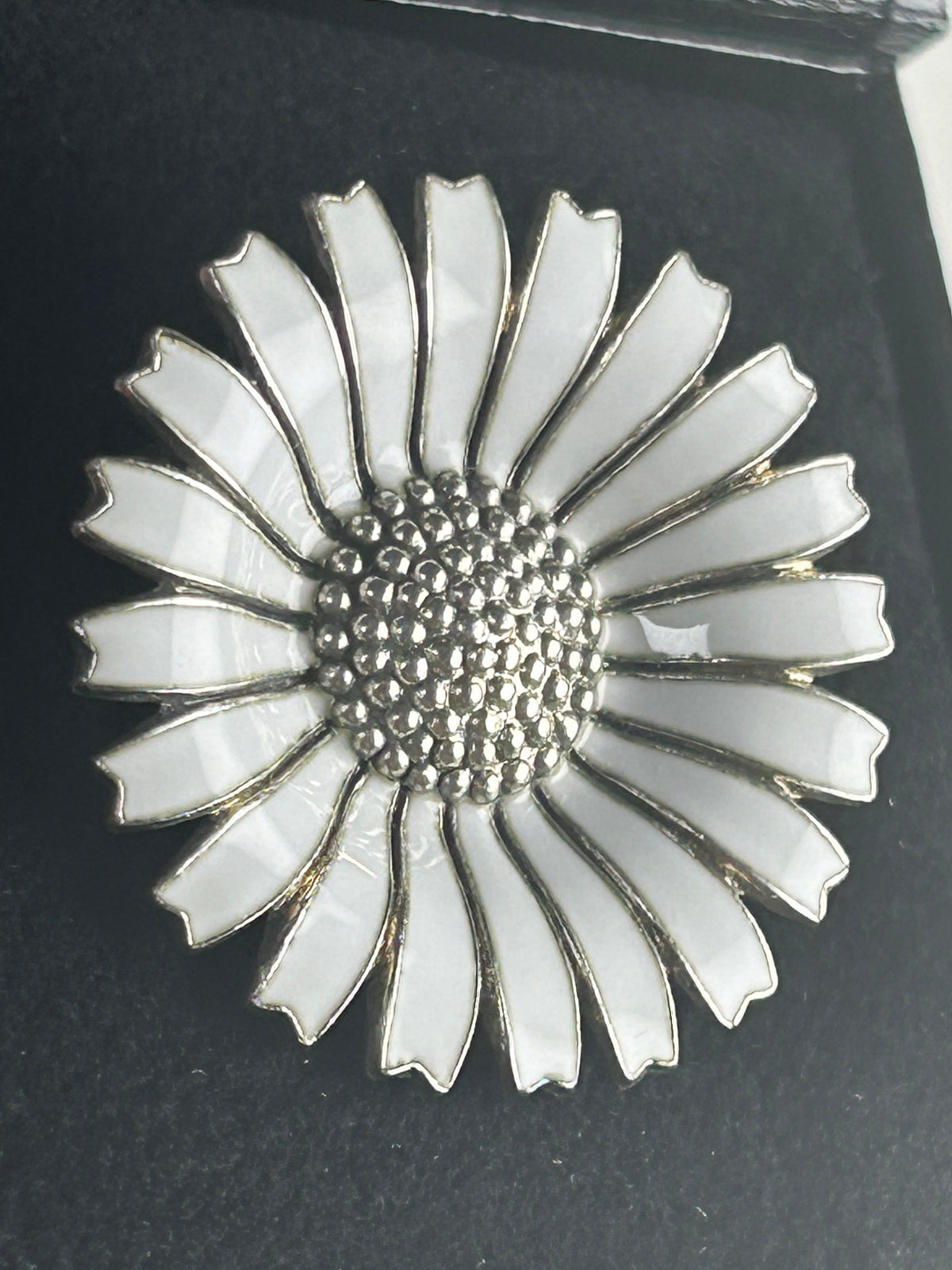 Anton Michelsen Daisy/Marguerit broche Ø33 mm – hvid emalje – 925S sterling sølv - billede 3