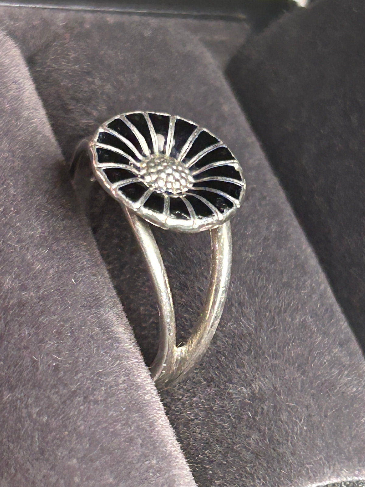 Georg Jensen Daisy/Marguerit ring Ø11 mm – sort emalje – 925S – rød æske - billede 1