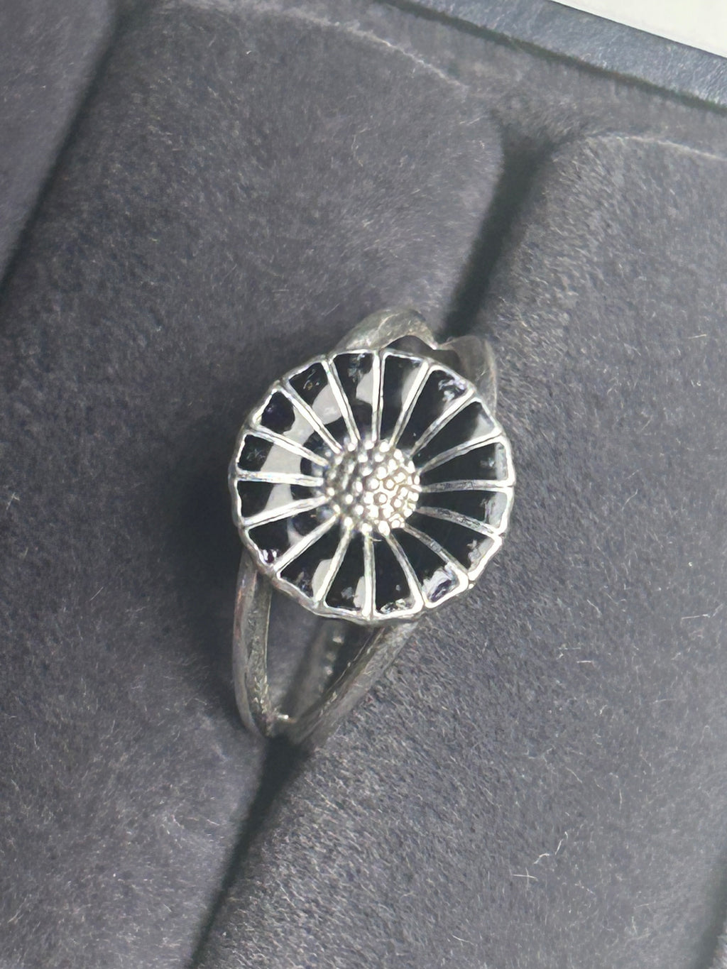 Georg Jensen Daisy/Marguerit ring Ø11 mm – sort emalje – 925S – rød æske - billede 2