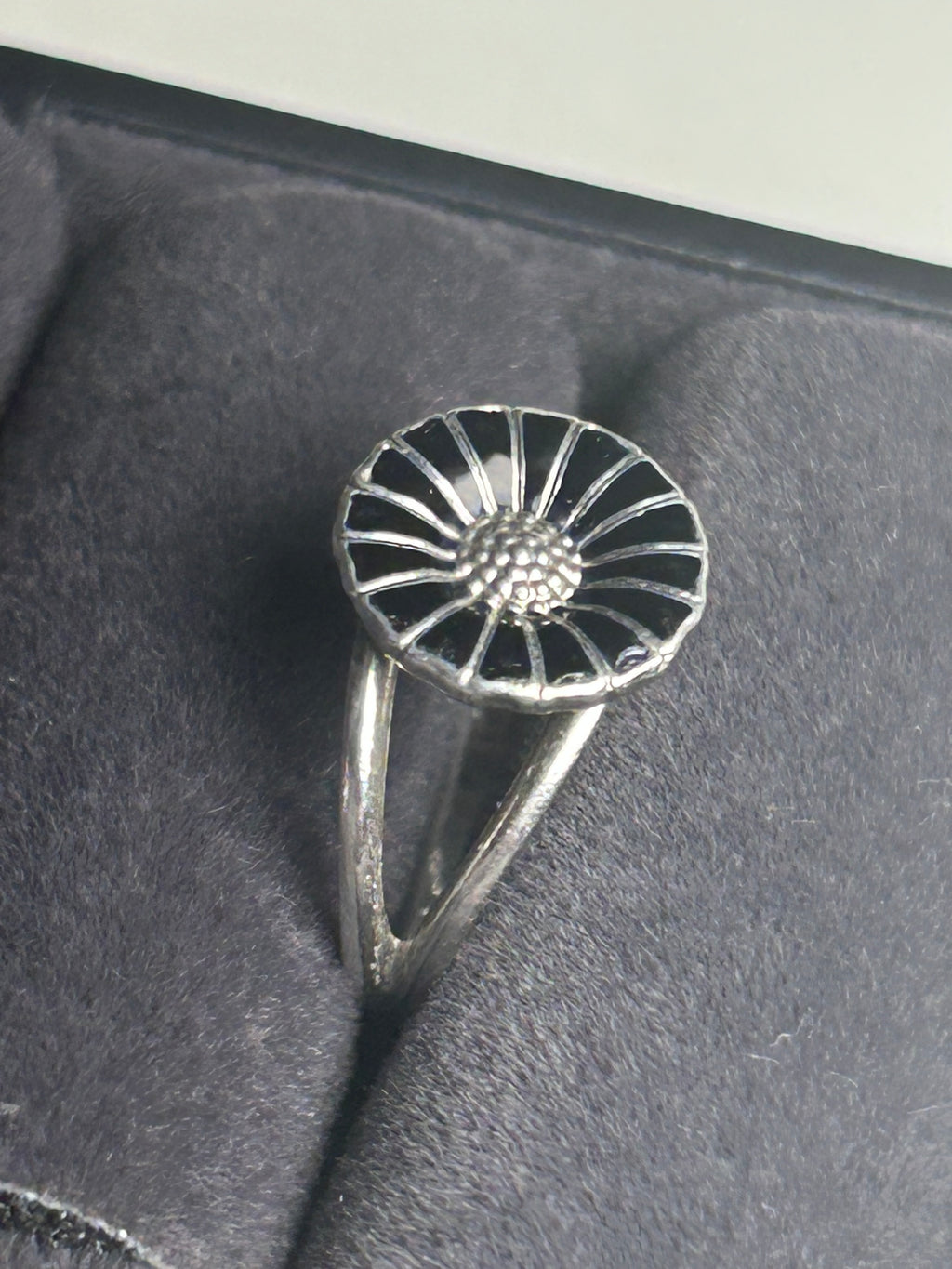 Georg Jensen Daisy/Marguerit ring Ø11 mm – sort emalje – 925S – rød æske - billede 3