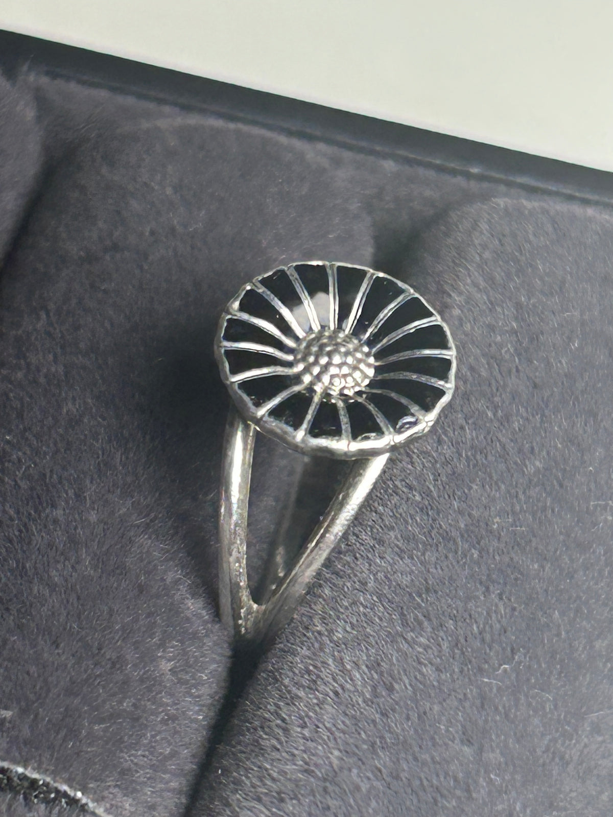 Georg Jensen Daisy/Marguerit ring Ø11 mm – sort emalje – 925S – rød æske - billede 3