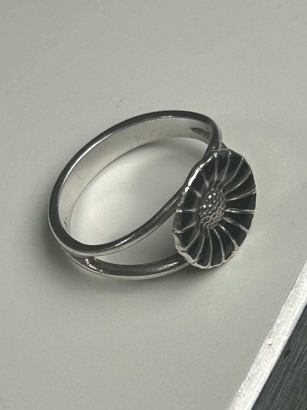 Georg Jensen Daisy/Marguerit ring Ø11 mm – sort emalje – 925S – rød æske - billede 5
