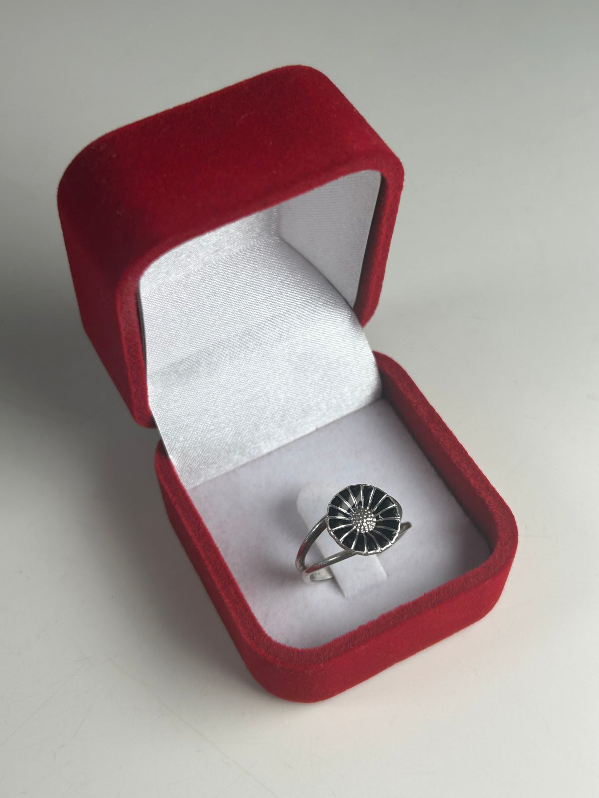 Georg Jensen Daisy/Marguerit ring Ø11 mm – sort emalje – 925S – rød æske - billede 10
