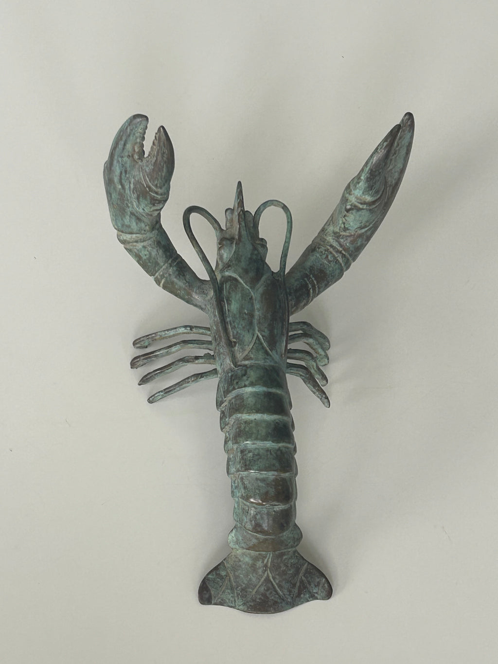 Patineret bronzeskulptur af hummer – levende grøn/blå irring og markante kløer – 20 cm - billede 6