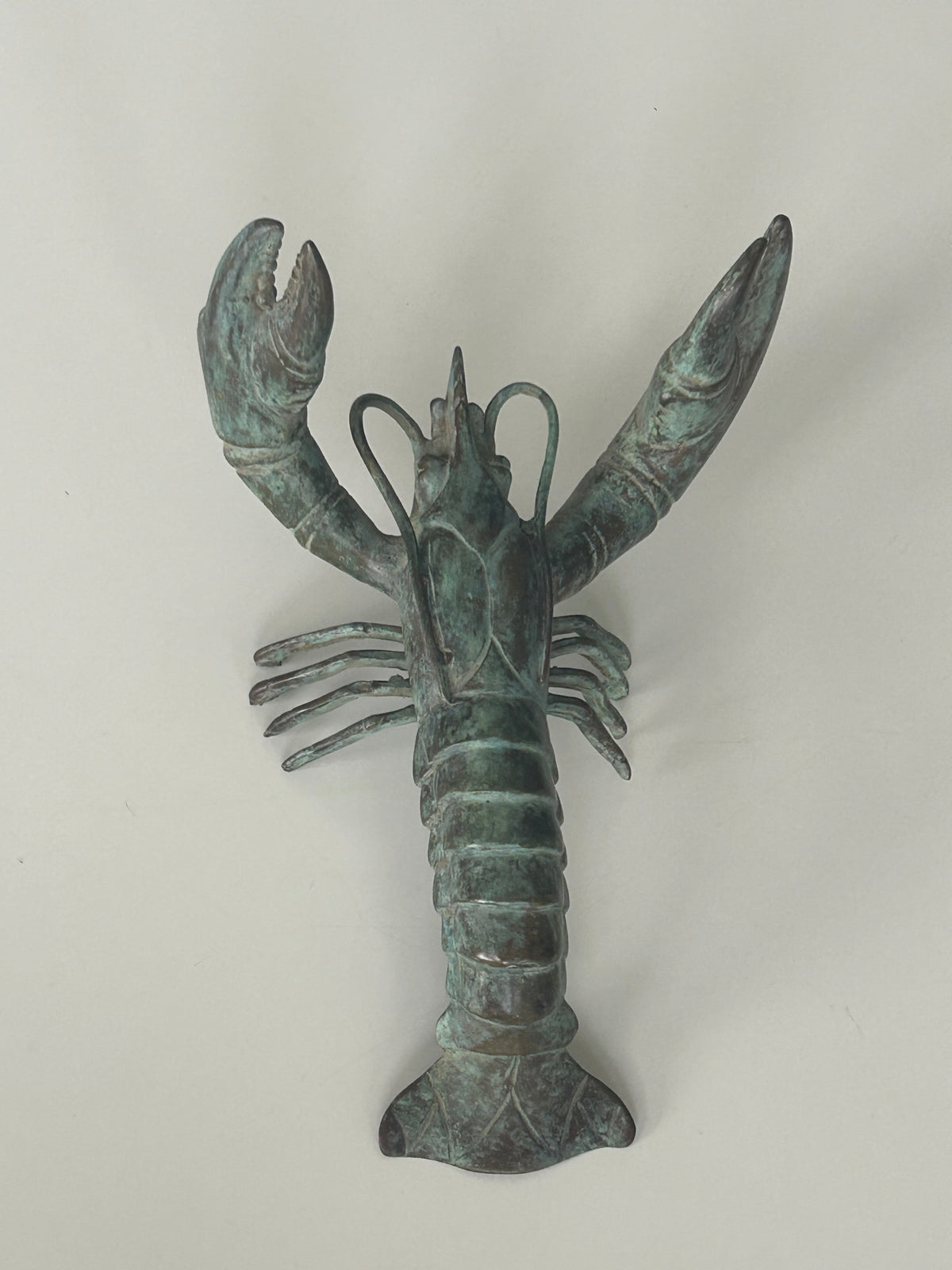 Patineret bronzeskulptur af hummer – levende grøn/blå irring og markante kløer – 20 cm - billede 6