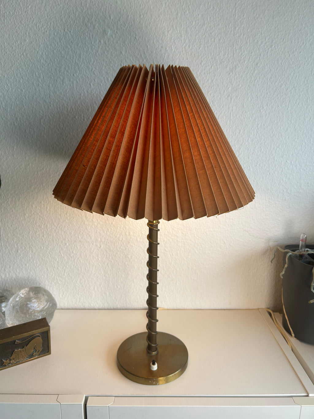 Vintage bordlampe i messing med spiralstamme og plisseret skærm – 55 cm - billede 1