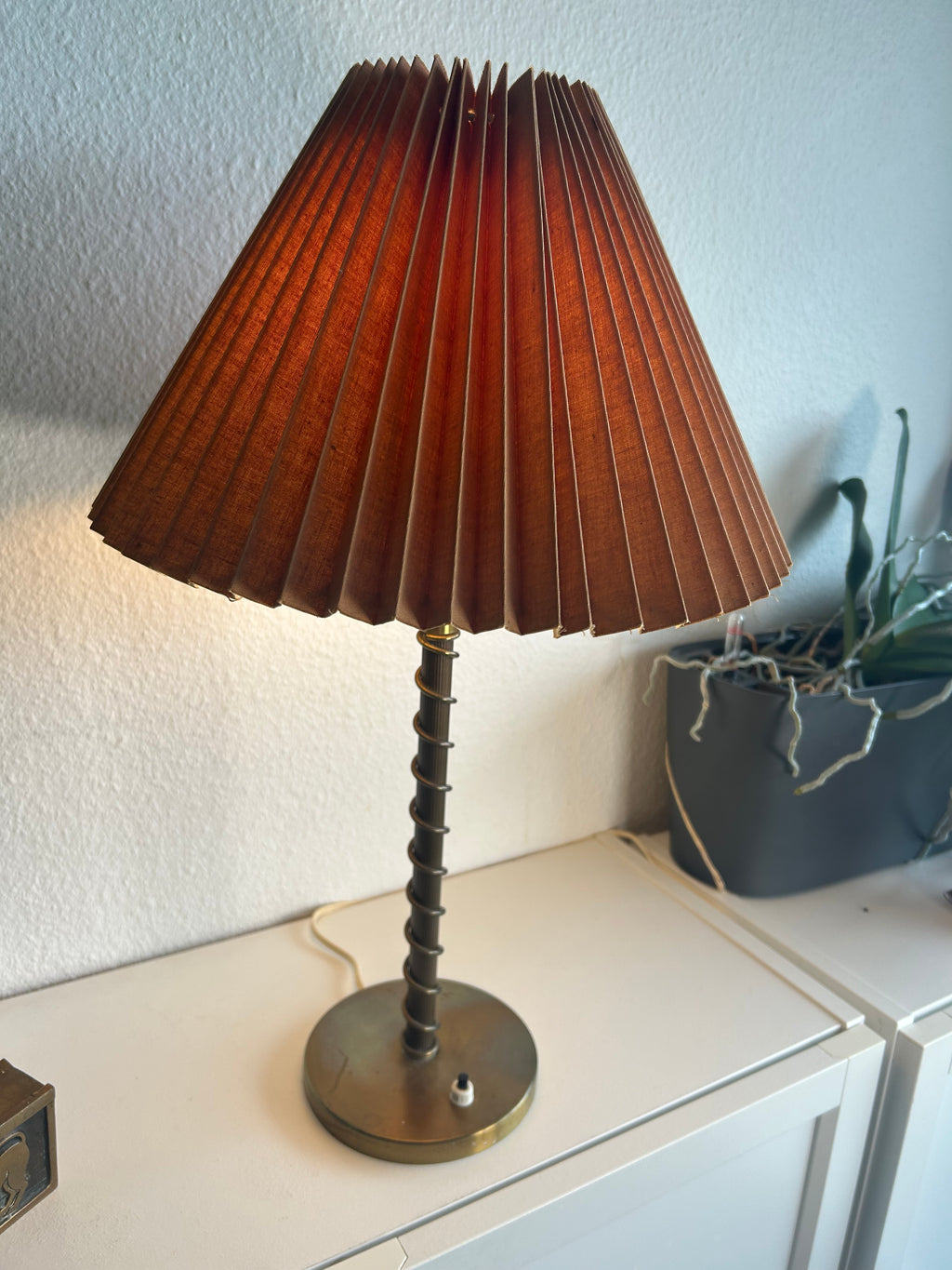 Vintage bordlampe i messing med spiralstamme og plisseret skærm – 55 cm - billede 2