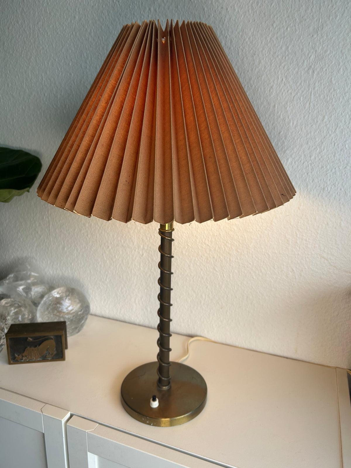 Vintage bordlampe i messing med spiralstamme og plisseret skærm – 55 cm - billede 3