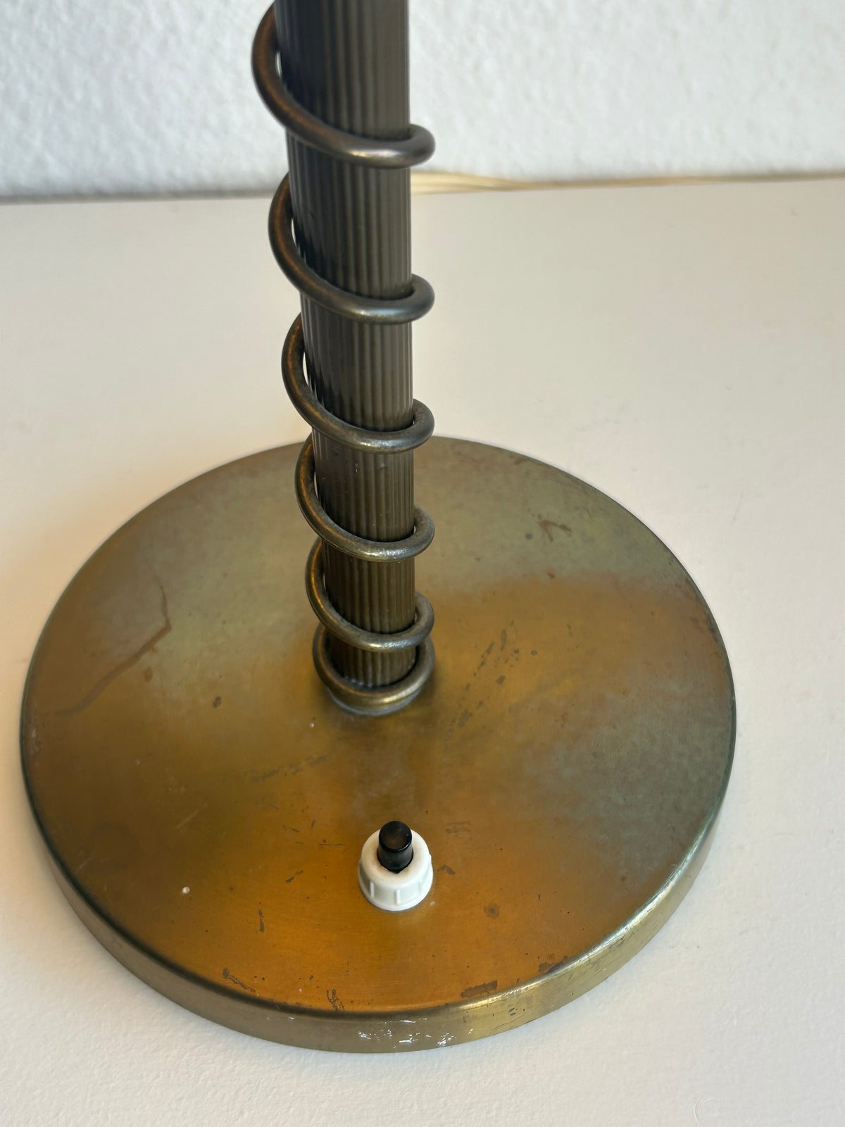 Vintage bordlampe i messing med spiralstamme og plisseret skærm – 55 cm - billede 4