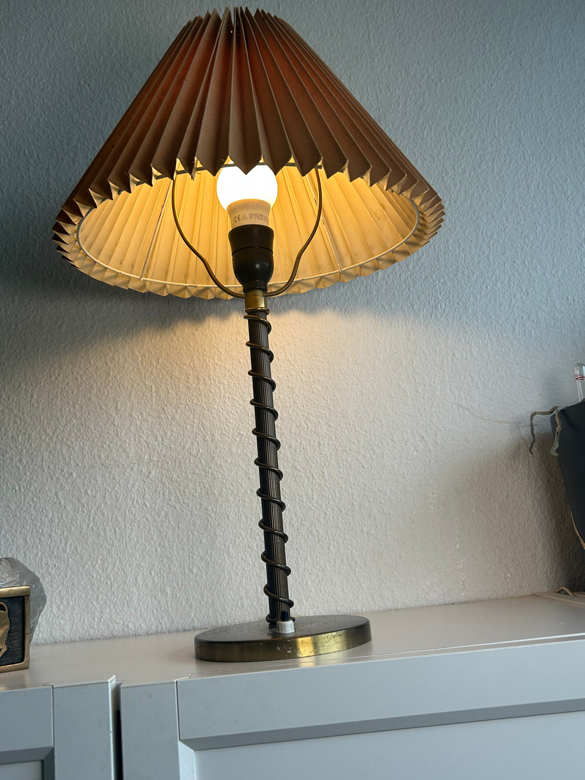 Vintage bordlampe i messing med spiralstamme og plisseret skærm – 55 cm - billede 5