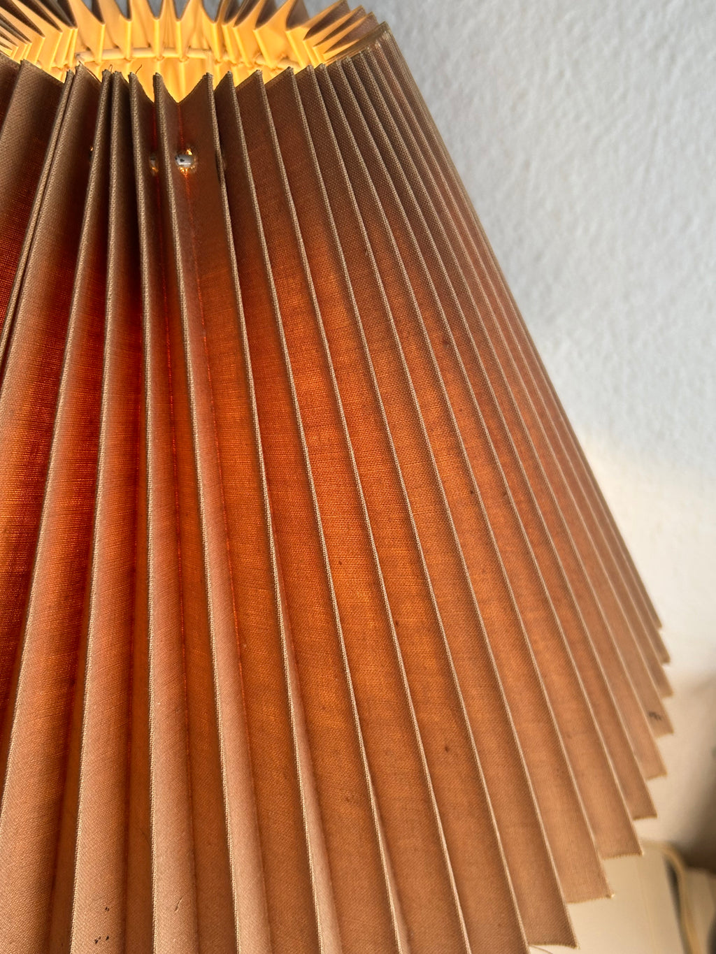 Vintage bordlampe i messing med spiralstamme og plisseret skærm – 55 cm - billede 6