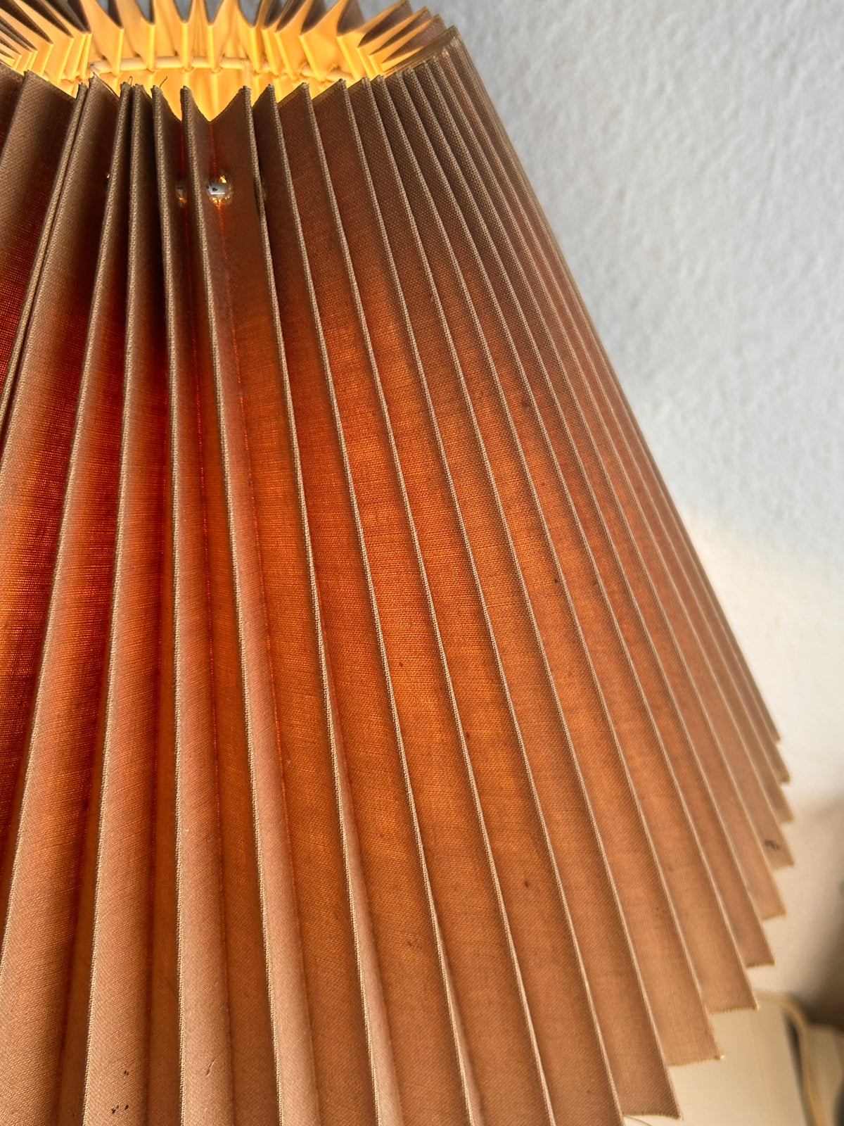Vintage bordlampe i messing med spiralstamme og plisseret skærm – 55 cm - billede 6