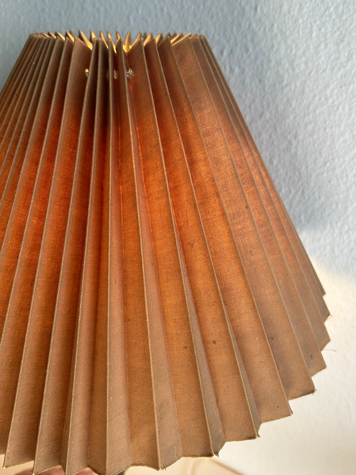 Vintage bordlampe i messing med spiralstamme og plisseret skærm – 55 cm - billede 7