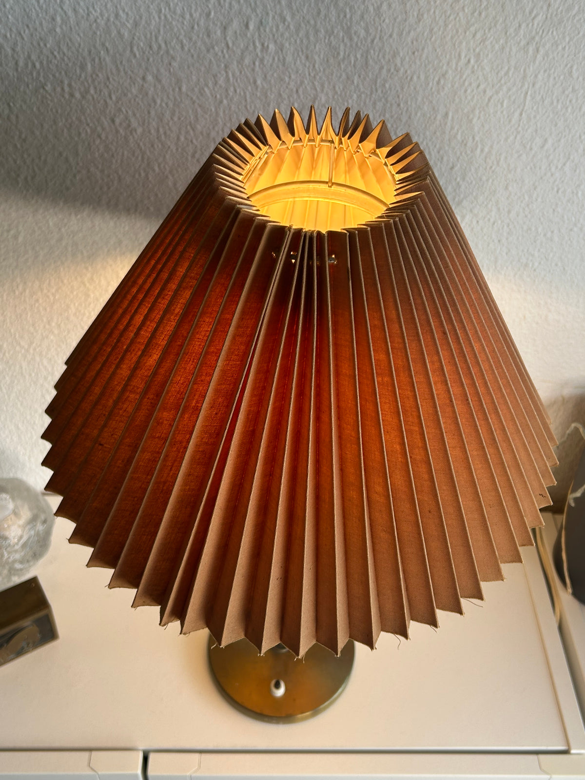 Vintage bordlampe i messing med spiralstamme og plisseret skærm – 55 cm - billede 8
