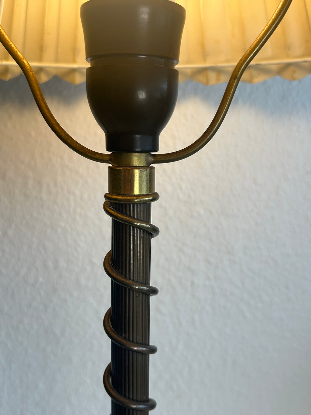 Vintage bordlampe i messing med spiralstamme og plisseret skærm – 55 cm - billede 9